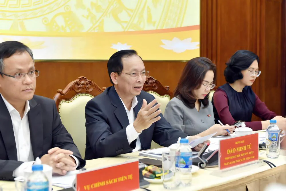 Phó Thống đốc Đào Minh Tú trả lời câu hỏi của phóng viên tại buổi họp báo