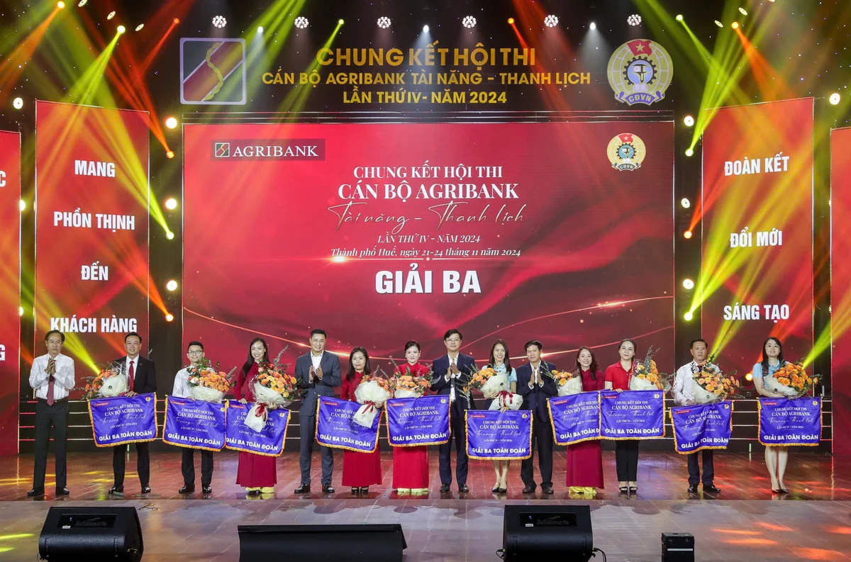 Các đơn vị đạt giải Ba nhận cờ và hoa từ Ban tổ chức