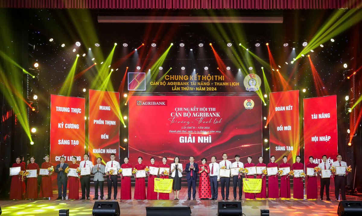 Đội Agribank CN Yên Bái và Agribank CN Hà Nội đạt giải Nhì chung kết Hội thi cán bộ Agribank Tài năng - Thanh lịch lần thứ IV năm 2024 nhận cờ lưu niệm và hoa từ Ban tổ chức