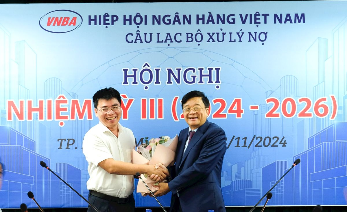 Phó Chủ tịch - Tổng Thư ký Hiệp hội Ngân hàng Việt Nam Nguyễn Quốc Hùng chúc mừng đại diện VAMC tiếp tục được bầu làm Chủ nhiệm Câu lạc bộ AMC, nhiệm kỳ III (2024-2026)