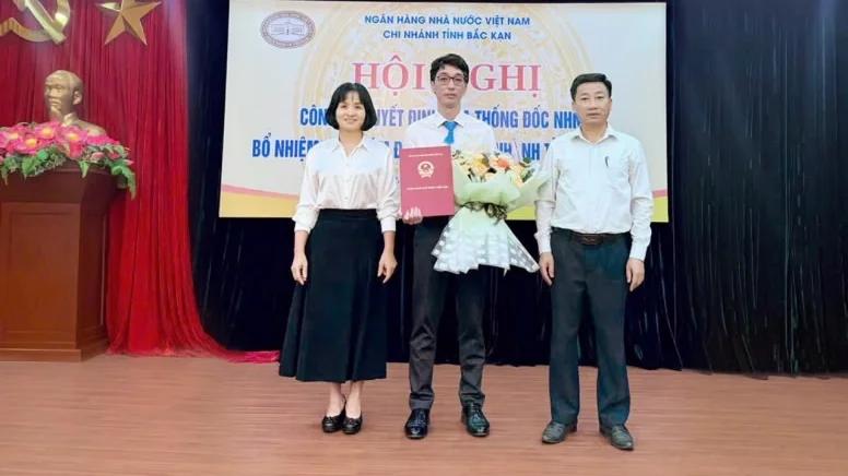 Giám đốc Ngân hàng Nhà nước tỉnh Bắc Kạn trao Quyết định bổ nhiệm cho ông Đinh Ngọc Tùng
