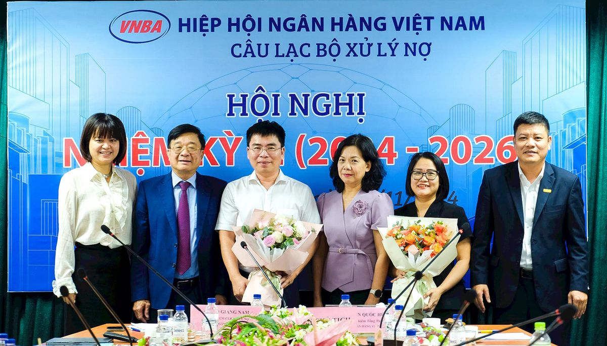 Ban Chủ nhiệm Câu lạc bộ AMC nhiệm kỳ III (2024-2026) chụp ảnh cùng các khách mời