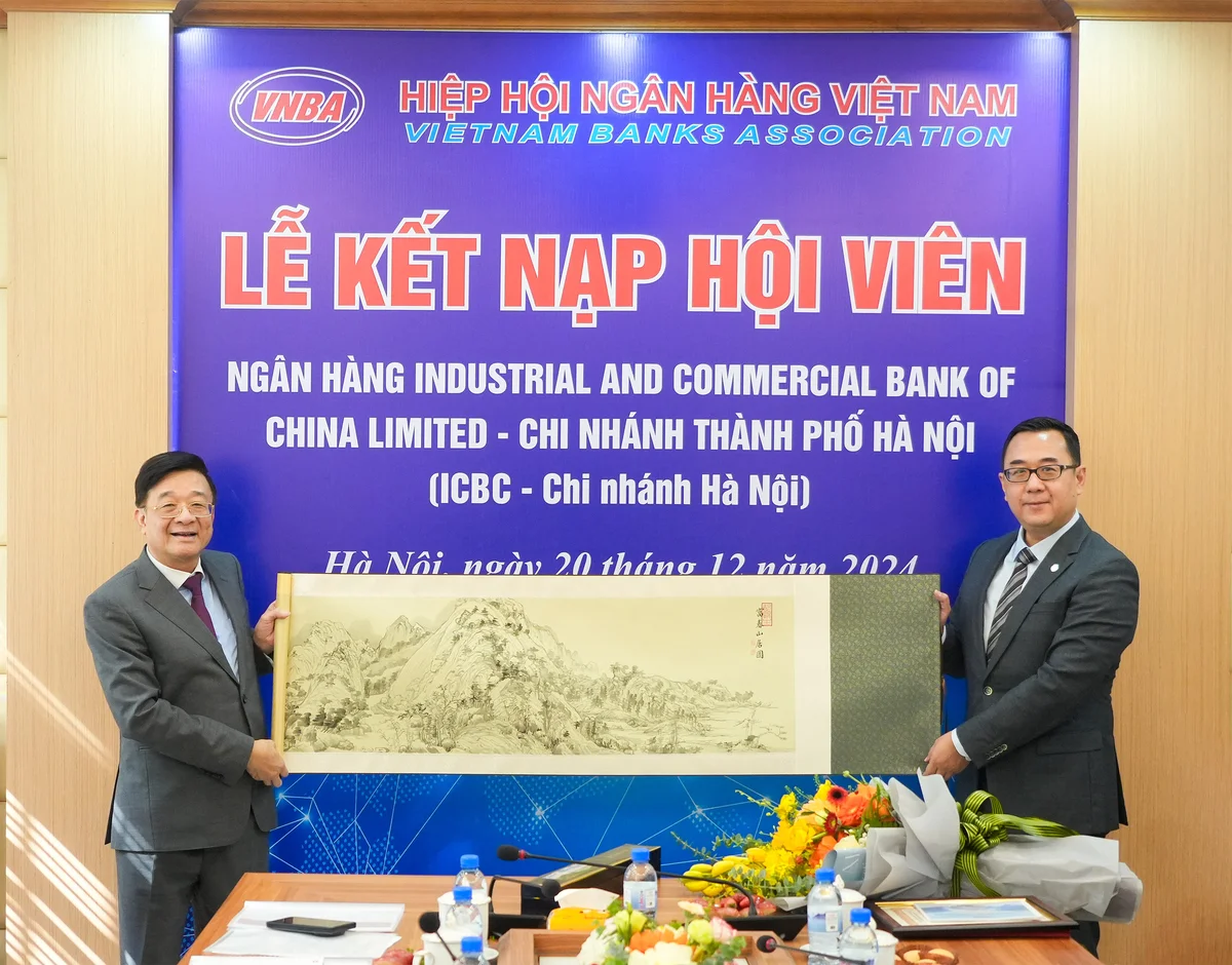 Ông Pang Liang - Phó Tổng Giám đốc ICBC chi nhánh Hà Nội tặng quà lưu niệm tới ông Nguyễn Quốc Hùng - Phó Chủ tịch kiêm Tổng Thư ký Hiệp hội Ngân hàng Việt Nam
