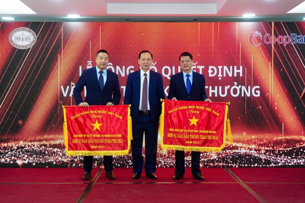 Phó Thống đốc Đào Minh Tú trao cơ thi đua của NHNN cho các đơn vị