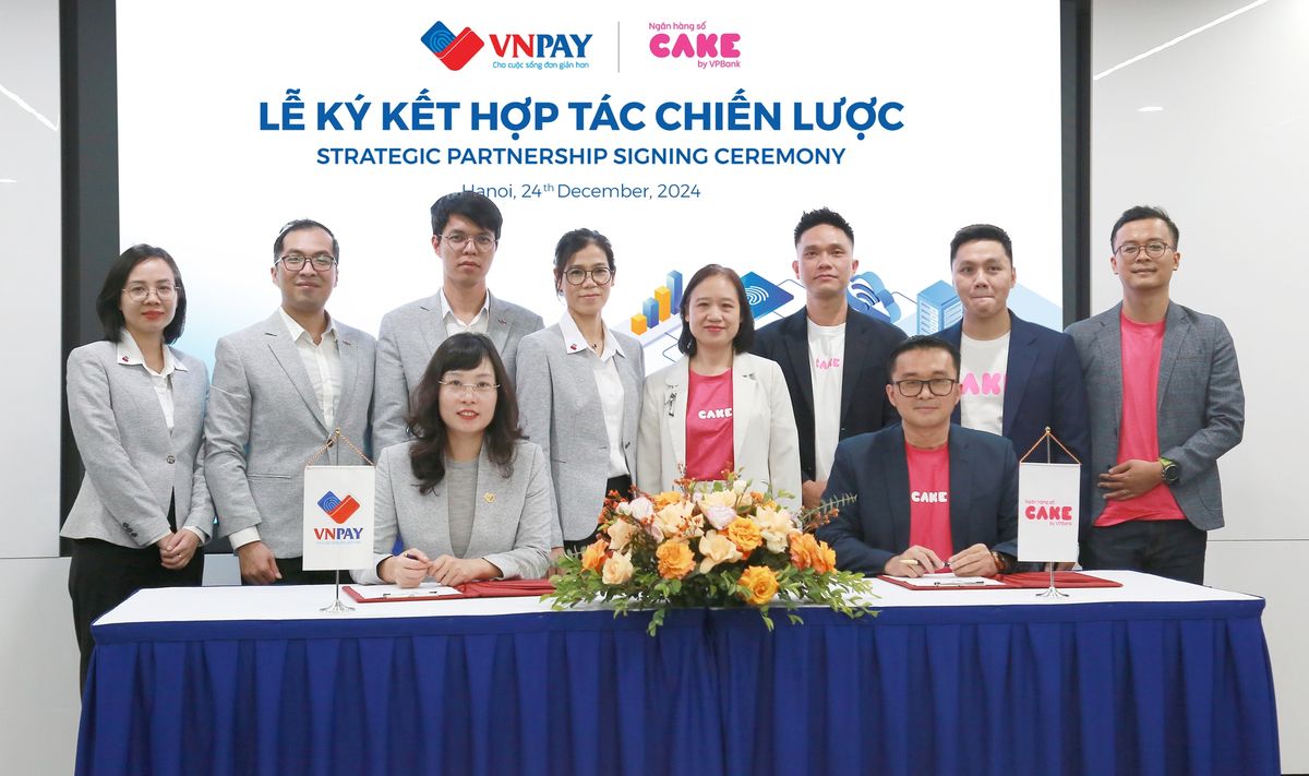 Đại diện VNPAY và Ngân hàng số Cake thực hiện nghi thức ký kết hợp tác chiến lược