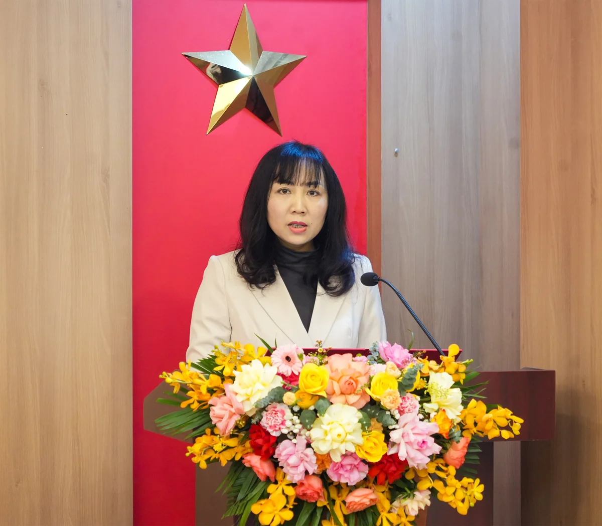 Đồng chí Nguyễn Thị Thanh Hương, Phó Bí thư Chi bộ, Phó Tổng biên tập Tạp chí Thị trường Tài chính Tiền tệ