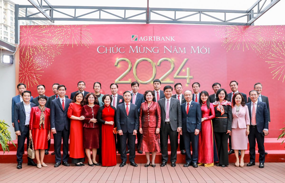 Các đại biểu chụp ảnh lưu niệm