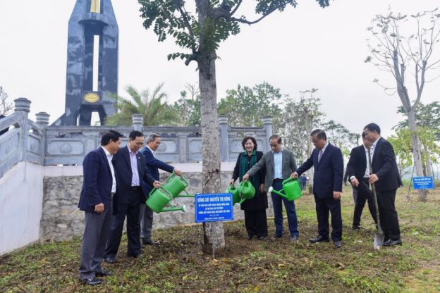 Thống đốc và Đoàn công tác ngành Ngân hàng trồng cây tại Khu di tích lịch sử