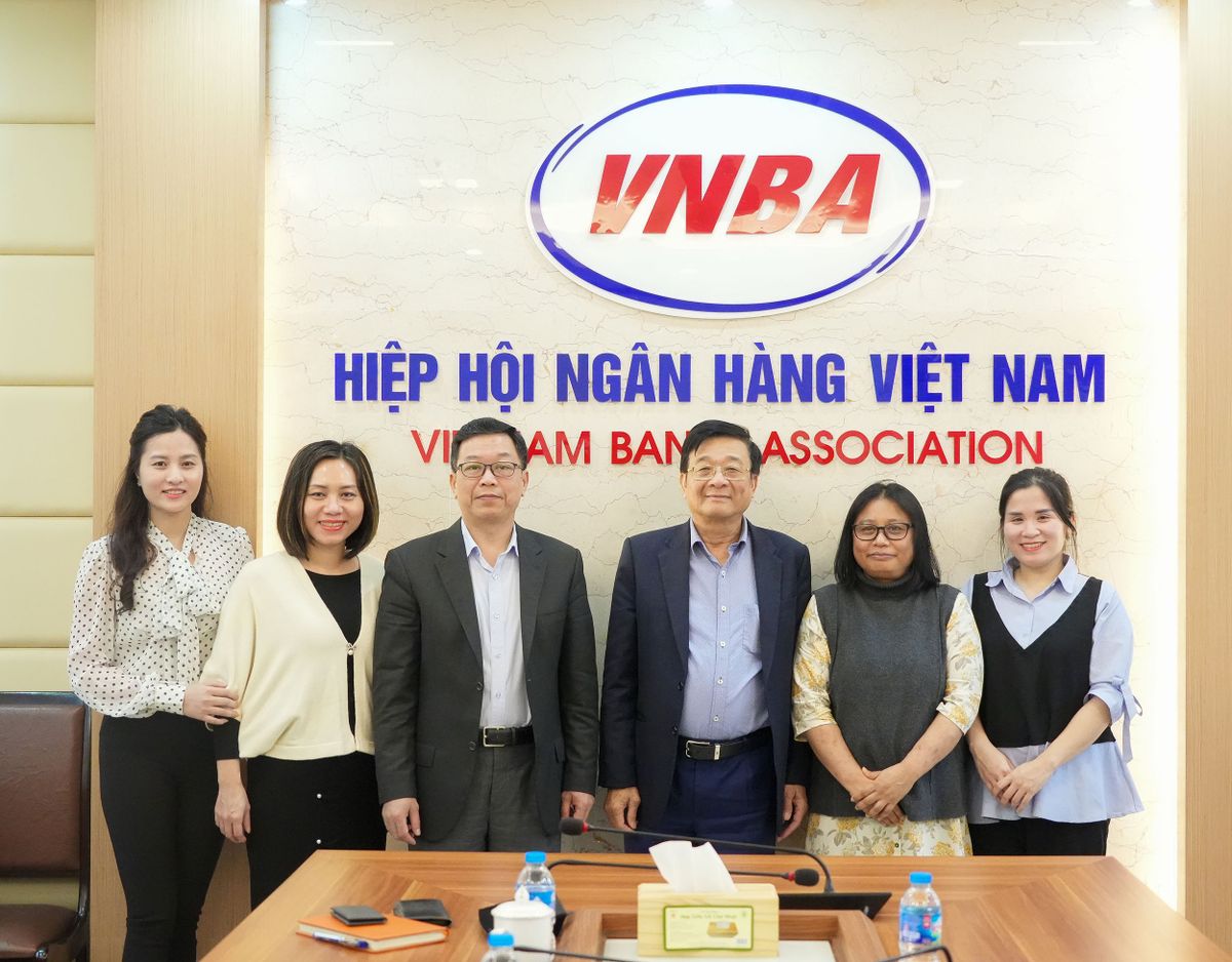 TS Nguyễn Quốc Hùng chụp ảnh cùng Đại Sứ quán Ấn Độ