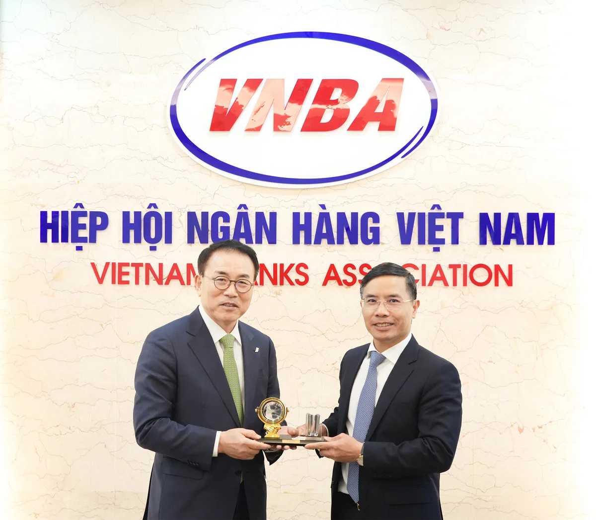 Lãnh đạo 2 Hiệp hội Ngân hàng trao tặng quà và chụp ảnh lưu niệm
