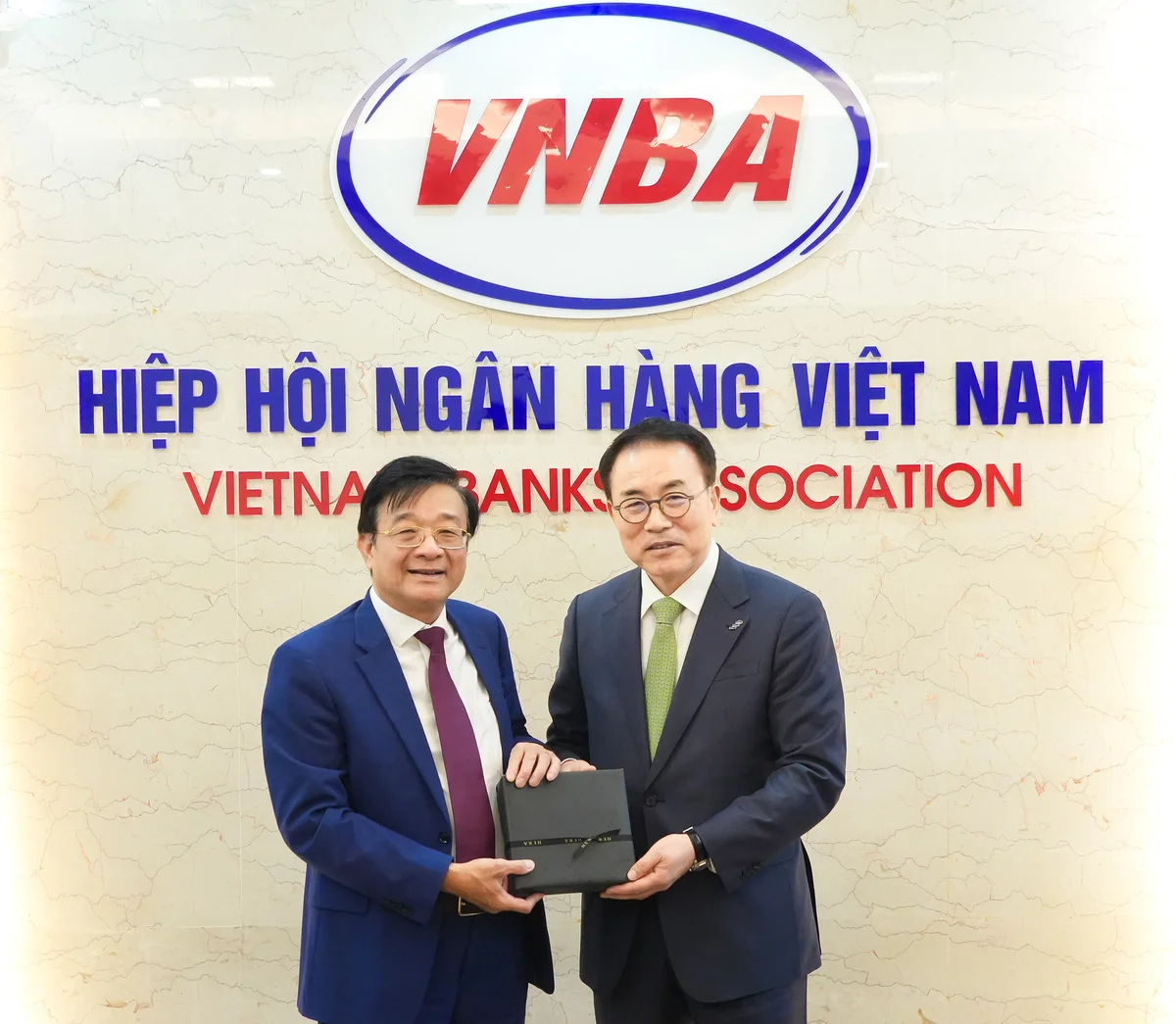 Lãnh đạo 2 Hiệp hội Ngân hàng trao tặng quà và chụp ảnh lưu niệm