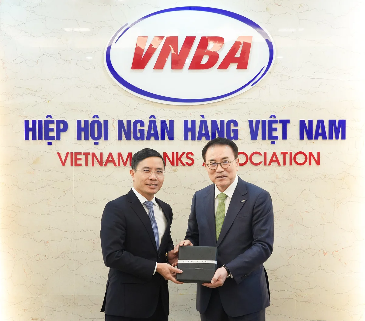 Lãnh đạo 2 Hiệp hội Ngân hàng trao tặng quà và chụp ảnh lưu niệm