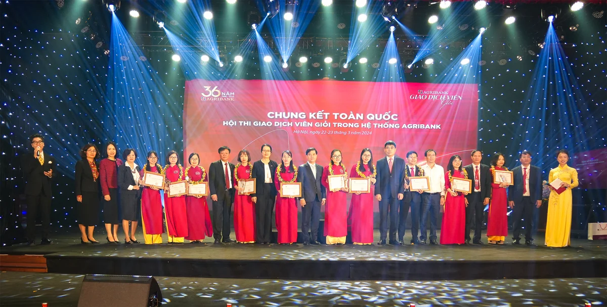 Ban tổ chức chụp ảnh lưu niệm cùng các thí sinh đoạt giải tại Hội thi
