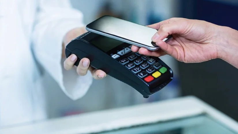 Giao dịch rút tiền giảm xu hướng thanh toán không tiền mặt lên ngôi