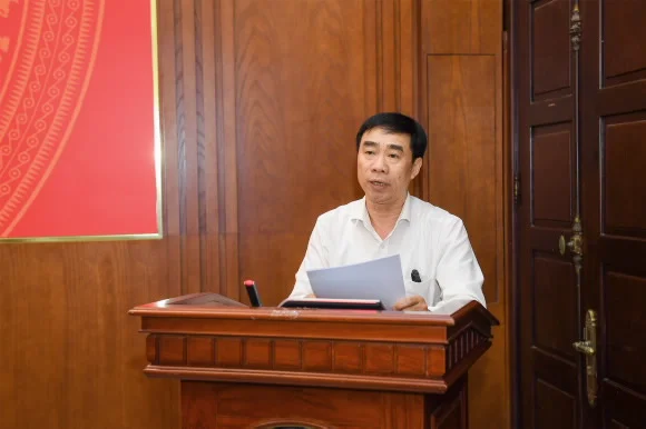 Đ/c Cấn Quốc Hưng - Phó Trưởng Ban Tuyên giáo trình bày dự thảo sơ kết 03 năm thực hiện Kết luận số 01-KL/TW