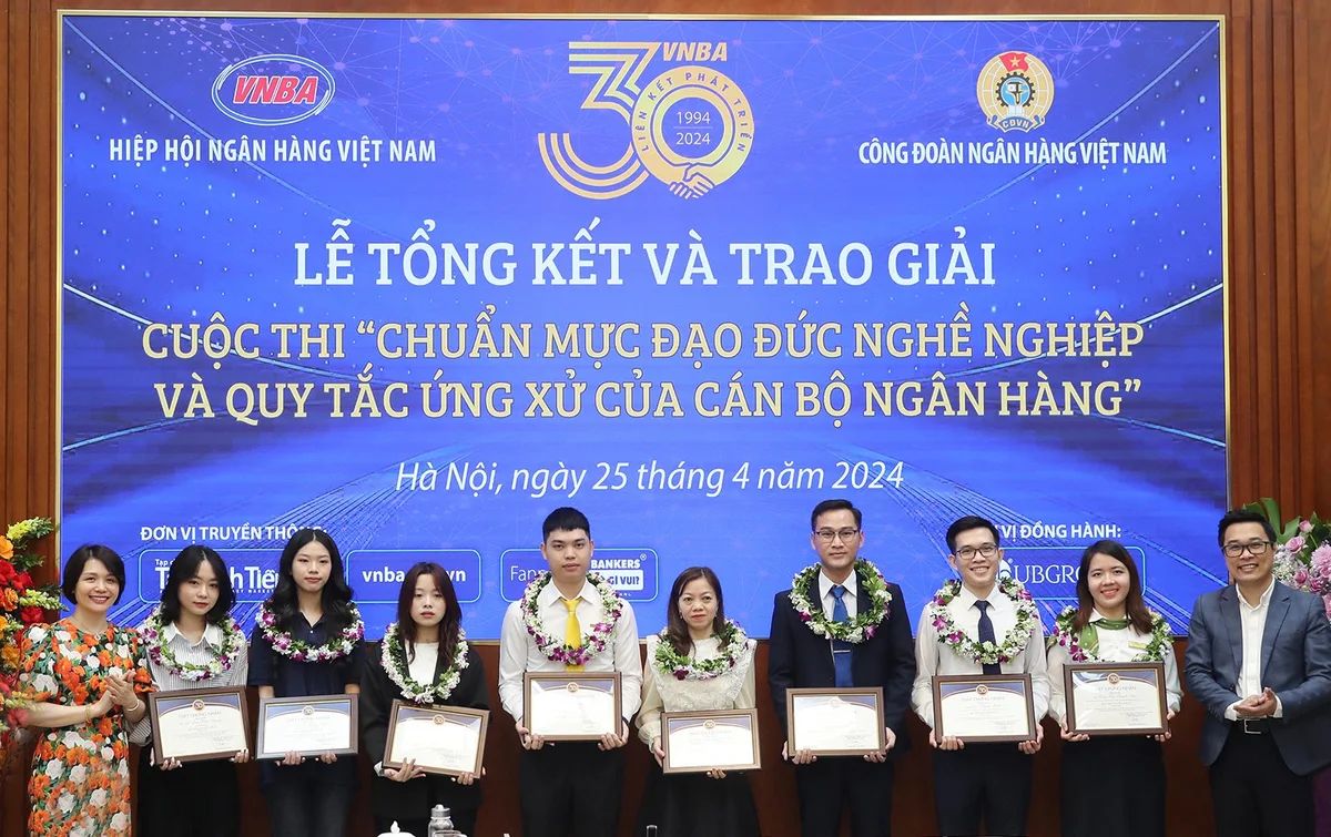 Bà Lê Thị Quyên và ông Vũ Việt Hưng trao giải thưởng cho các thí sinh đạt giải Khuyến khích chung cuộc. Khối Ngân hàng: Trần Thị Thanh Nhã (Vietcombank); Chu Thanh Bình (Sacombank); Phạm Quốc Thạnh (DongA Bank); Trần Thị Quỳnh Mai (Co-opBank); Nguyễn Cơ Chí Công (Nam A Bank). Khối sinh viên: Trần Thị Mai Linh (Trường Đại học Kinh Tế - Kỹ thuật Công nghiệp); Trần Thị Hồng Nhung (Trường Đại học Kinh tế Quốc dân); Đỗ Kim Trúc Dương (Học viện Ngân hàng);