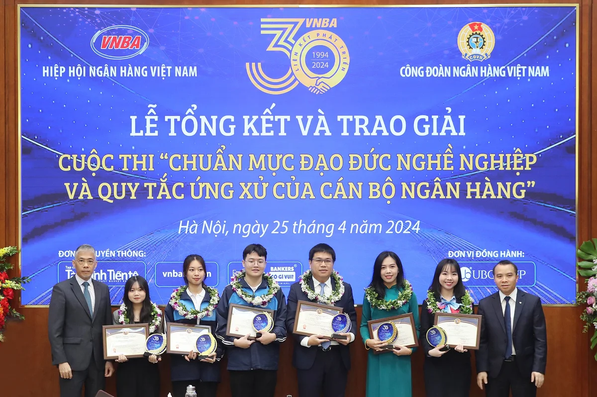 Ông Đỗ Việt Hùng và ông Nguyễn Hồng Quân trao giải thưởng cho các thí sinh đạt giải Ba chung cuộc. Khối Ngân hàng: Lê Thanh Ngân (Vietinbank); Nguyễn Kỳ Duyên (BIDV); Hoàng Thị Minh Châu (Vietcombank). Khối sinh viên: Đàm Phương Dung (Trường Đại học Mở Hà Nội); Lê Nghĩa Dũng (Trường Đại học Mở Hà Nội); Lê Hồng Nhung (Học viện Báo chí và Tuyên truyền).