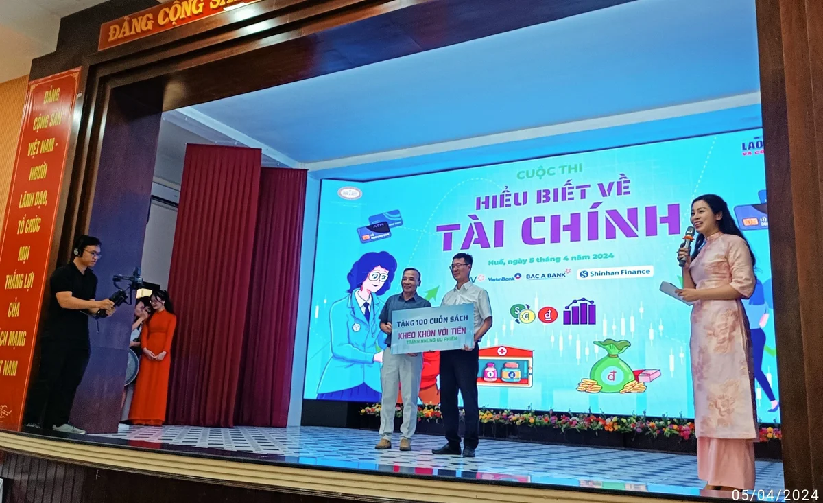 Hàng trăm sinh viên Trường Đại học Khoa học Huế đã háo hức tham gia Chương trình “Hiểu biết về Tài chính”.