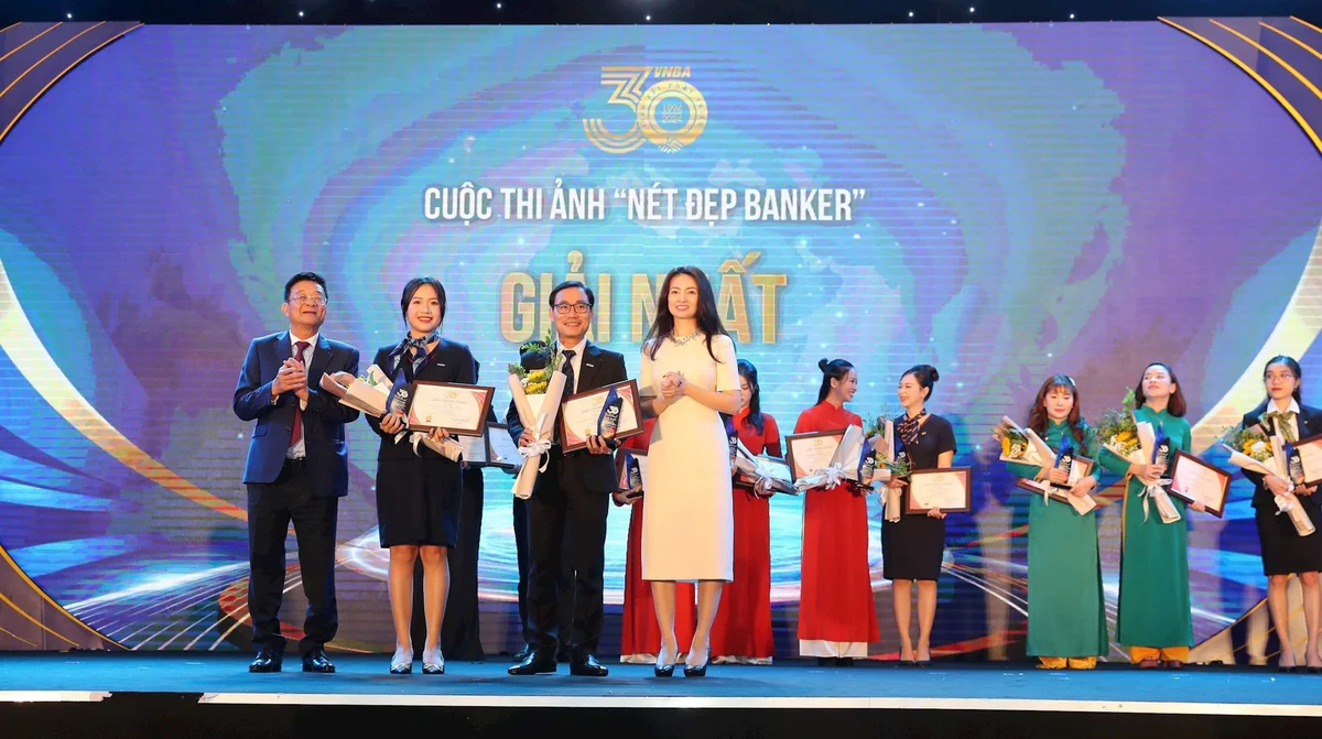 Bà Nguyễn Khánh Chi, Phó Chủ tịch Thường trực Công đoàn ngân hàng Việt Nam và ông Nguyễn Quốc Hùng, Trưởng BTC cuộc thi trao giải cho các đơn vị đạt giải Nhất cuộc thi Nét đẹp Banker