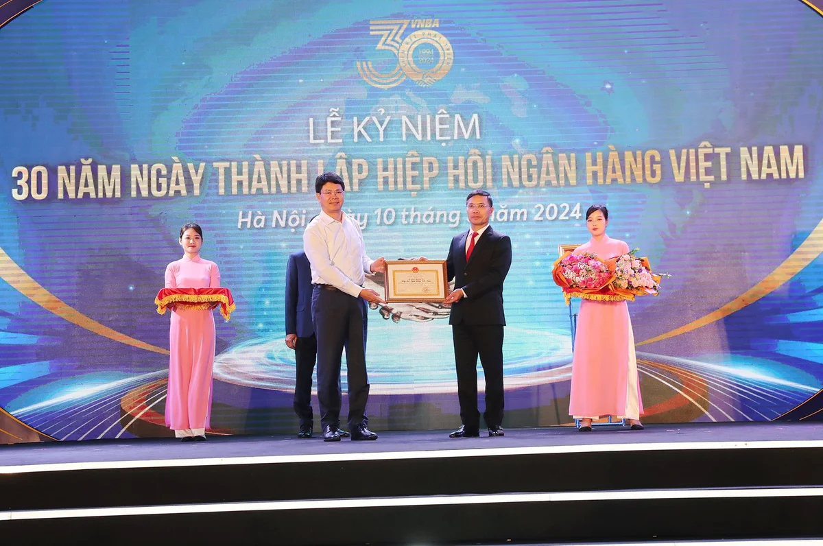 Thứ trưởng Bộ pháp Nguyễn Thanh Tịnh trao Bằng khen của Bộ trưởng Bộ Tư pháp cho Hiệp hội Ngân hàng Việt Nam