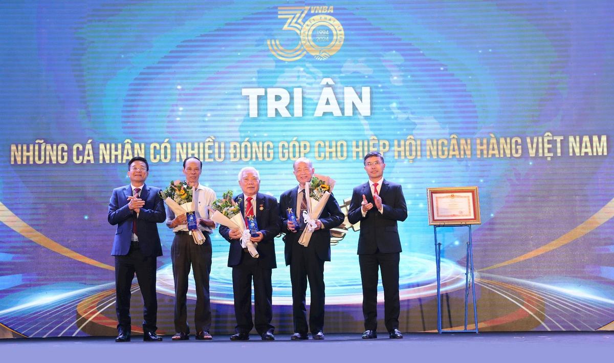 Tại Lễ Kỷ niệm, Hiệp hội Ngân hàng Việt Nam cũng đã trao kỷ niệm chương tri ân Ban Trù bị thành lập Hiệp hội.