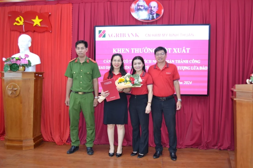 Nhanh trí phát hiện dấu hiệu vụ lừa đảo, giúp khách hàng bảo toàn số tiền hơn 1,8 tỷ đồng trong sổ tiết kiệm, giao dịch viên Lê Thị Duyên (Chi nhánh Hàm Mỹ, Bình Thuận) được lãnh đạo Agribank Chi nhánh Bình Thuận khen thưởng