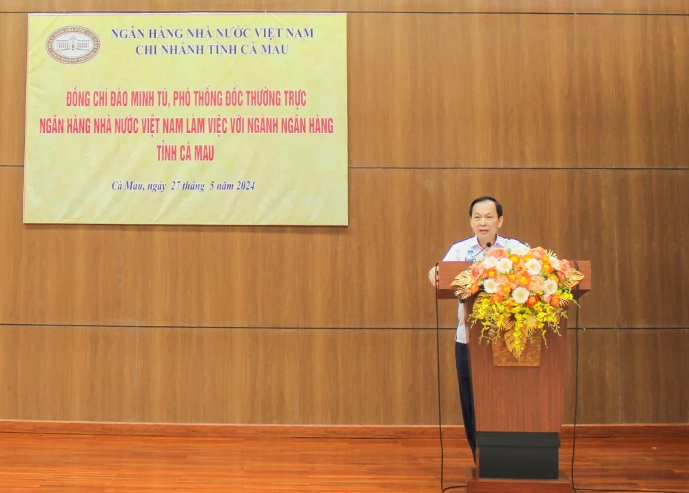 Phó Thống đốc Thường trực NHNN Đào Minh Tú yêu cầu các TCTD trên địa bàn tỉnh Cà Mau nêu cao tinh thần hỗ trợ, giúp khách hàng vượt qua khó khăn, thúc đẩy hoạt động sản xuất - kinh doanh, góp phần phục hồi kinh tế địa phương