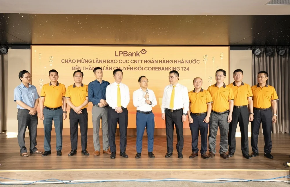 Ông Lê Hoàng Chính Quang – Phó Cục trưởng phụ trách Cục Công nghệ thông tin NHNN cùng Đoàn công tác thăm và động viên tinh thần Tổ Dự án