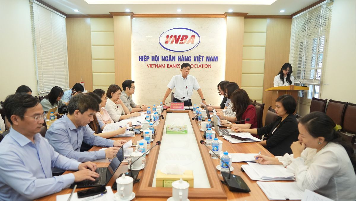 Quang cảnh buổi họp góp ý dự thảo Thông tư thay thế Thông tư số 40
