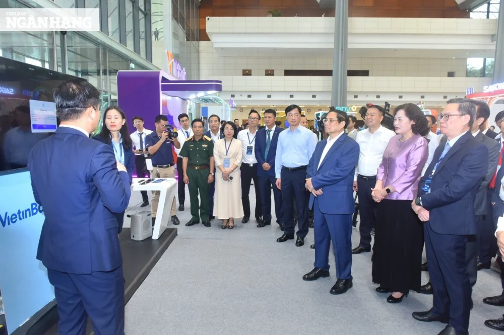Thủ tướng Phạm Minh Chính và lãnh đạo các bộ, ngành đến tham quan gian hàng của Ngân hàng TMCP Công Thương Việt Nam (VietinBank)