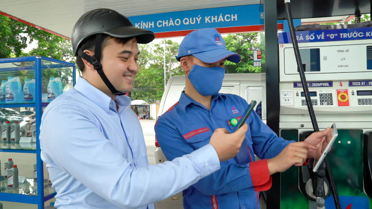 PVcomBank hoàn tiền cho khách mua xăng qua QR Code