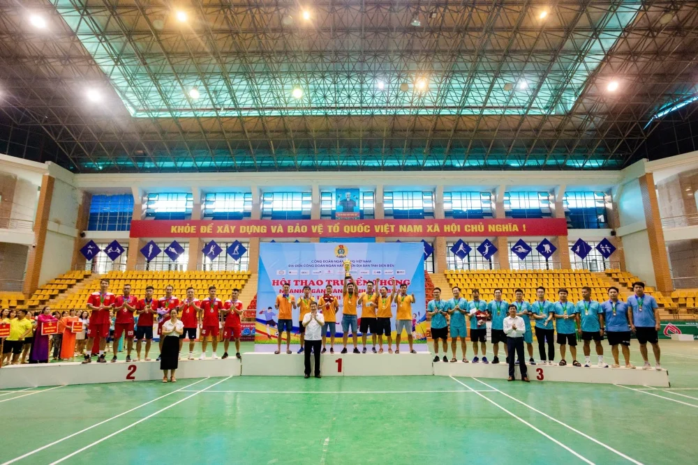Trao giải cho các đội đạt thành tích cao trong hội thao