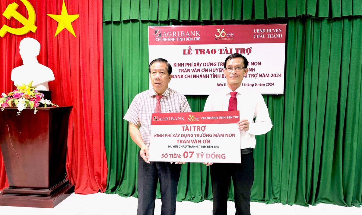 Agribank Bến Tre trao tài trợ 