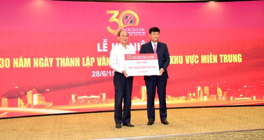 Đại diện Agribank trao tặng hoạt động ASXH trên địa bàn TP. Đà Nẵng