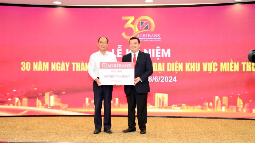 Đại diện Agribank trao tặng hoạt động ASXH trên địa bàn TP. Đà Nẵng