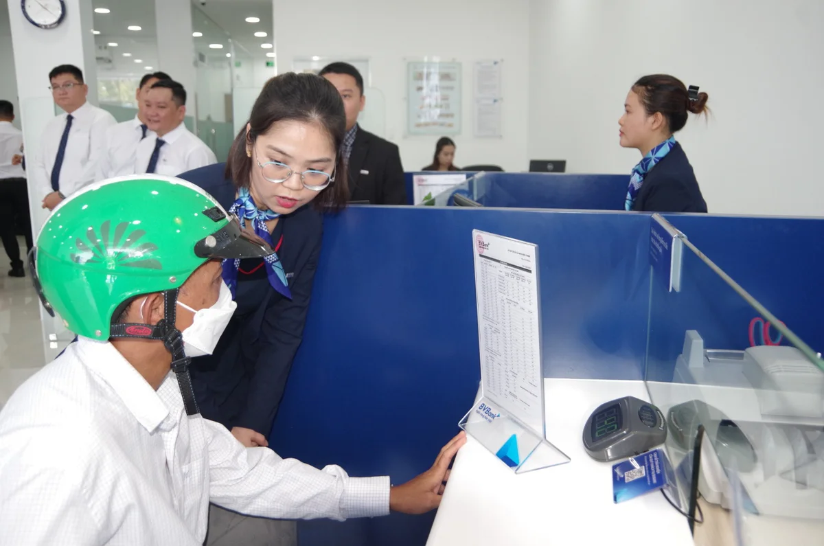 Tư vấn, hướng dẫn khách hàng đến giao dịch sáng 4-6 