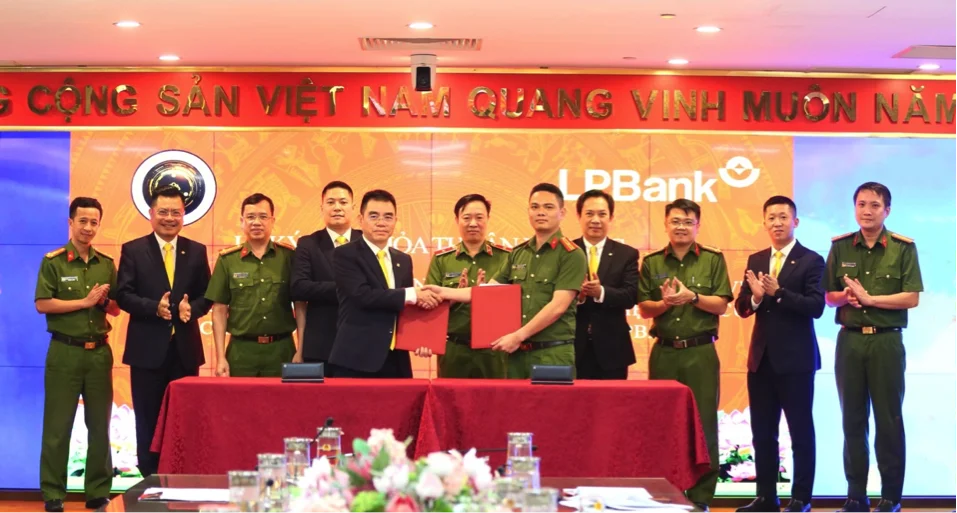 Thoả thuận hợp tác với RAR - Bộ Công An sẽ giúp LPBank đẩy mạnh vay tín chấp thông qua chấm điểm tín dụng của công dân, góp phần đẩy lùi tín dụng đen, mang lại lợi ích cho cộng đồng.