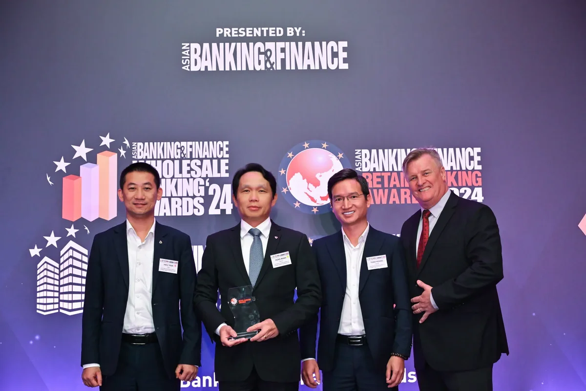Đại diện Vietcombank nhận giải thưởng
