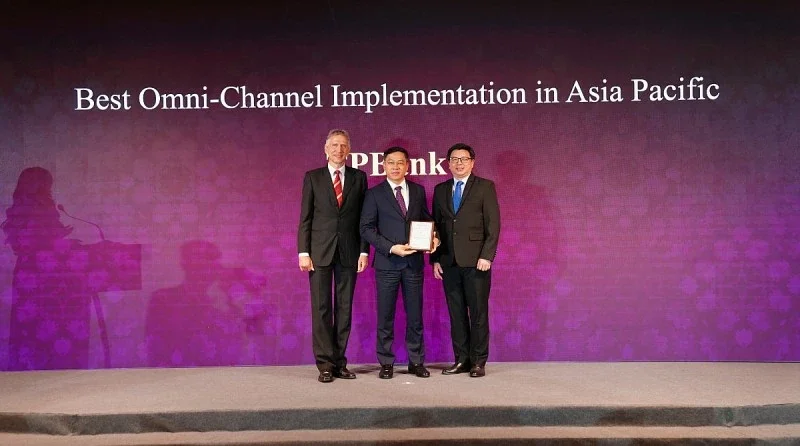Ông Đinh Văn Chiến – Phó Tổng giám đốc TPBank nhận giải thưởng từ The Asian Banker.