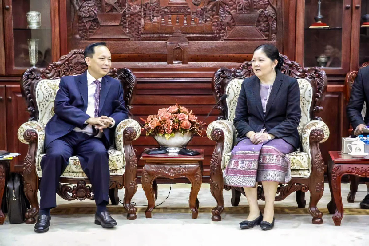 Quyền Thống đốc Ngân hàng Lào làm việc với phó Thống đốc Đào Minh Tú