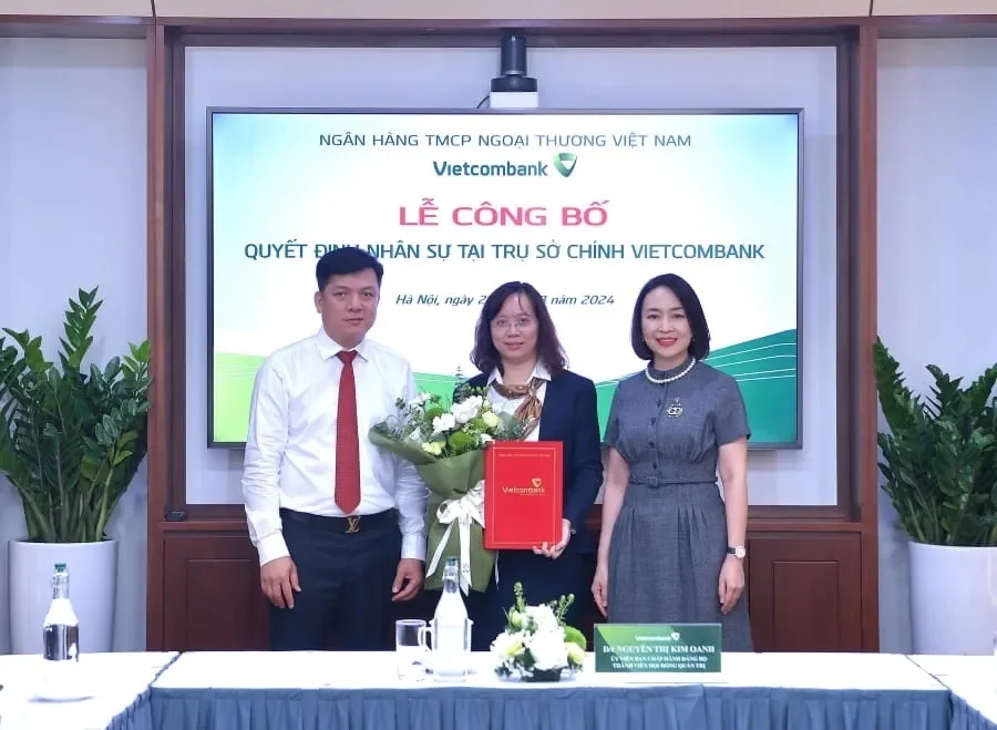 Lãnh đạo Vietcombank trao quyết định bổ nhiệm cho ông Hồ Văn Tuấn