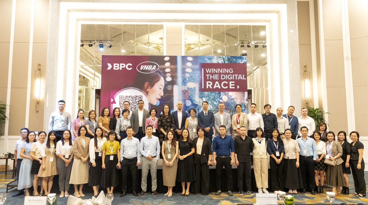 Các đại biểu chụp hình lưu niệm