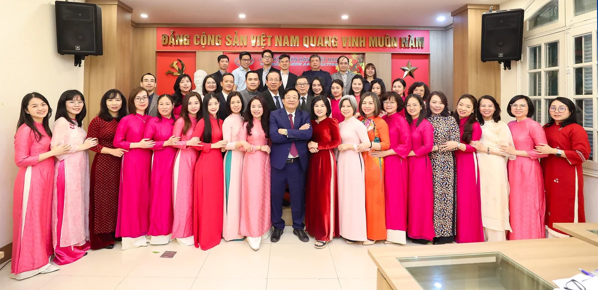 Lãnh đạo Hiệp hội Ngân hàng và cán bộ, nhân viên Cơ quan thường trực chụp ảnh lưu niệm
