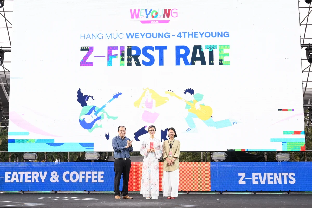 Đại diện TPBank nhận Giải thưởng Z First-Rate: Ứng dụng tài chính - tiêu dùng được giới trẻ yêu thích nhất tại Hạng mục WeYoung – 4TheYoung, Lễ trao giải WeChoice Awards 2024.