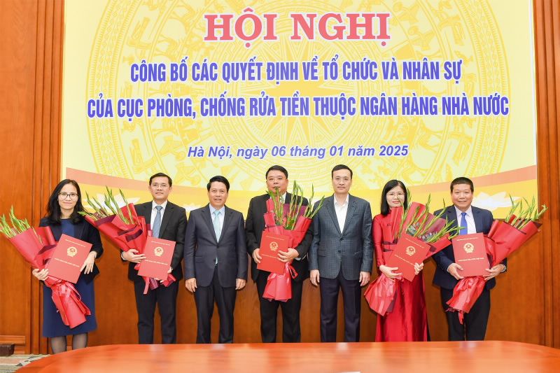 Các đồng chí đón nhận Quyết định điều động, bổ nhiệm