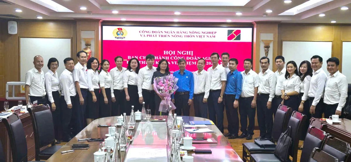 Đồng chí Từ Thị Kim Thanh - Ủy viên Ban Chấp hành Đảng bộ, Thành viên Hội đồng thành viên, Chủ tịch Công đoàn Agribank chụp ảnh lưu niệm cùng các đại biểu tham dự Hội nghị