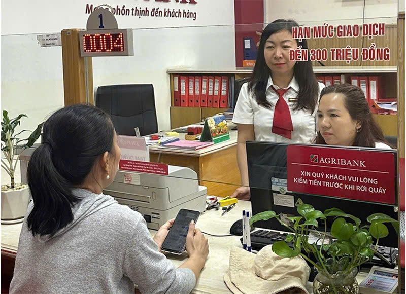 Khách hàng N.T.K.O đang được giao dịch viên tư vấn, giải thích về dấu hiệu lừa đảo trong giao dịch của chị