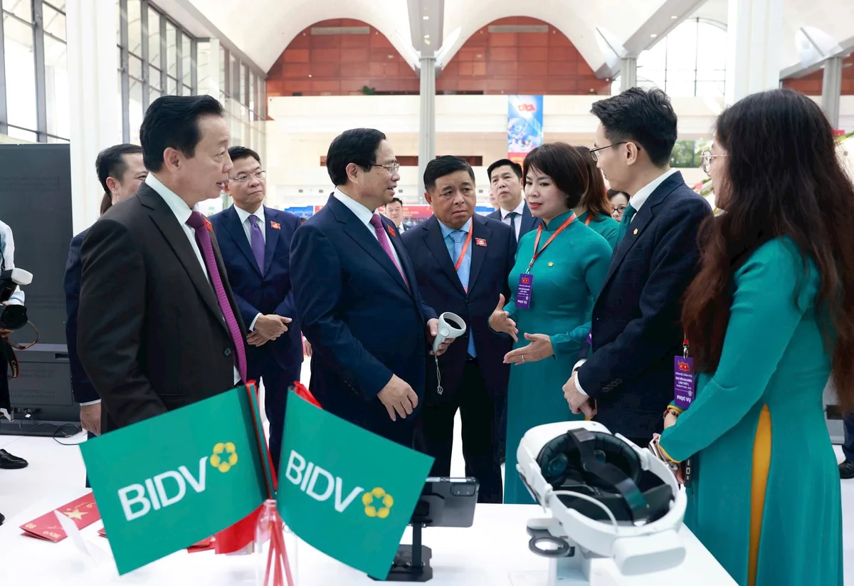 Thủ tướng Chính Phủ và các đồng chí lãnh đạo Chính phủ tham quan khu Công nghệ, chuyển đổi số của BIDV.