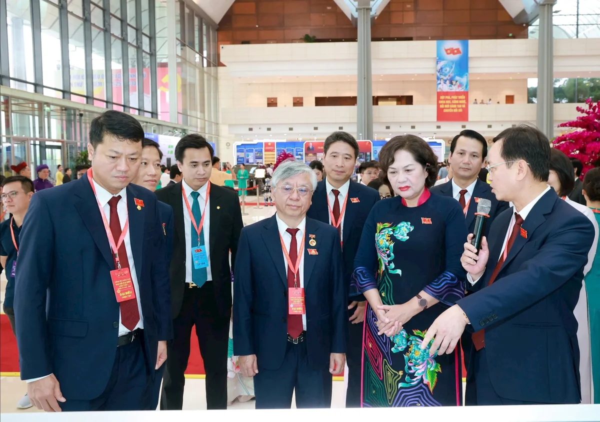 Thống đốc NHNNVN tham quan khu triển lãm của BIDV.