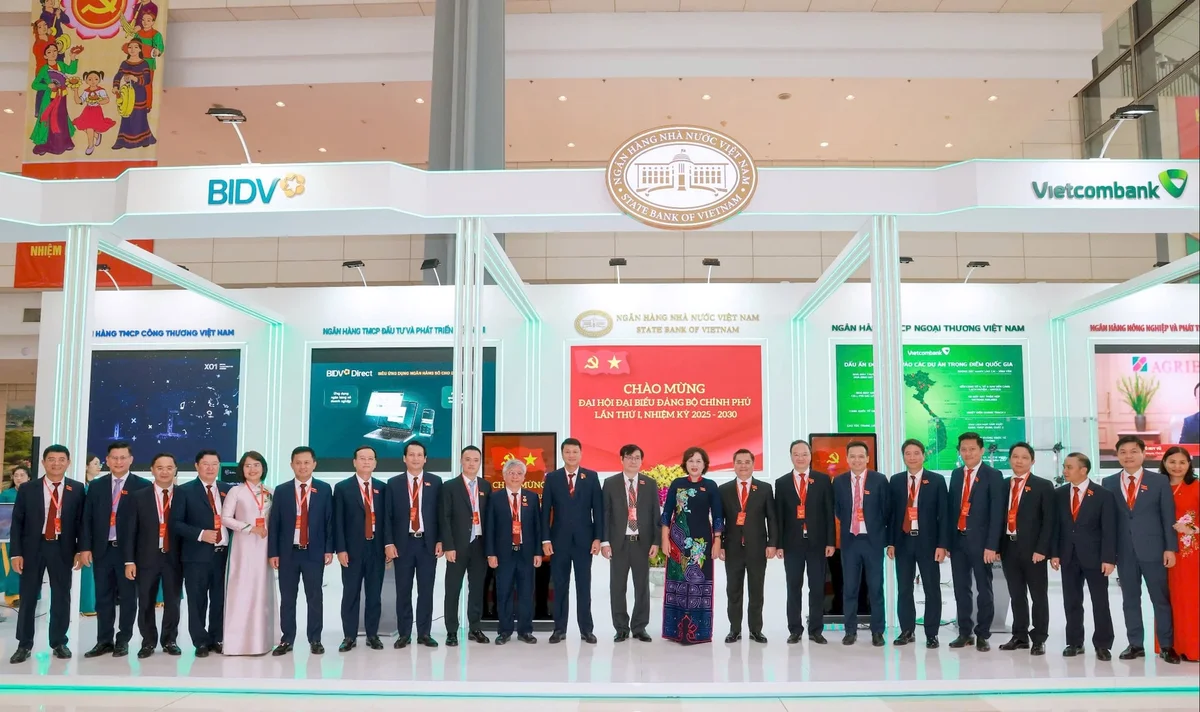 Thống Đốc NHNN VN chụp ảnh lưu niệm với Đoàn đại biểu Đảng bộ BIDV tại Khu ""Triển lãm thành tựu khoa học công nghệ, đổi mới sáng tạo và chuyển đổi số" ngành Ngân hàng.